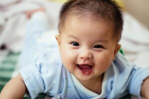 https://unsplash.com/photos/baby-smiling-and-lying-forward-V2Sdh6p8dI0 Baby boy smiling